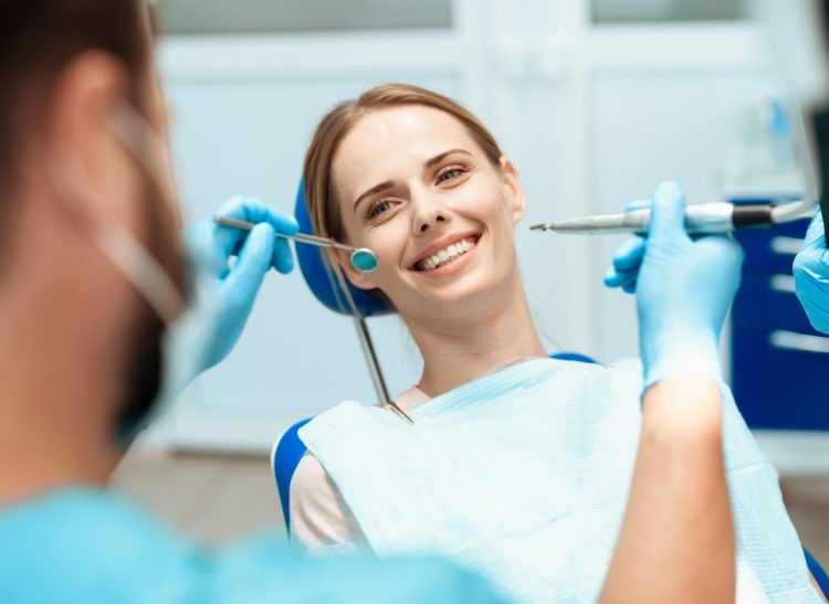 Kobieta u dentysty